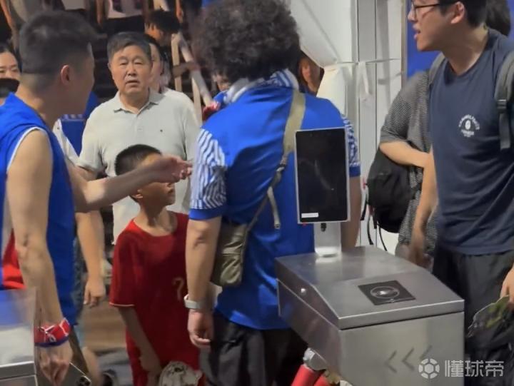 徐汇警方通报：三名男子因辱骂男童父亲被行政拘留