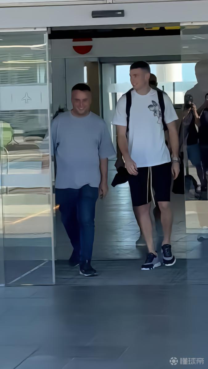 利瓦科维奇抵达巴萨,将签署四年合同